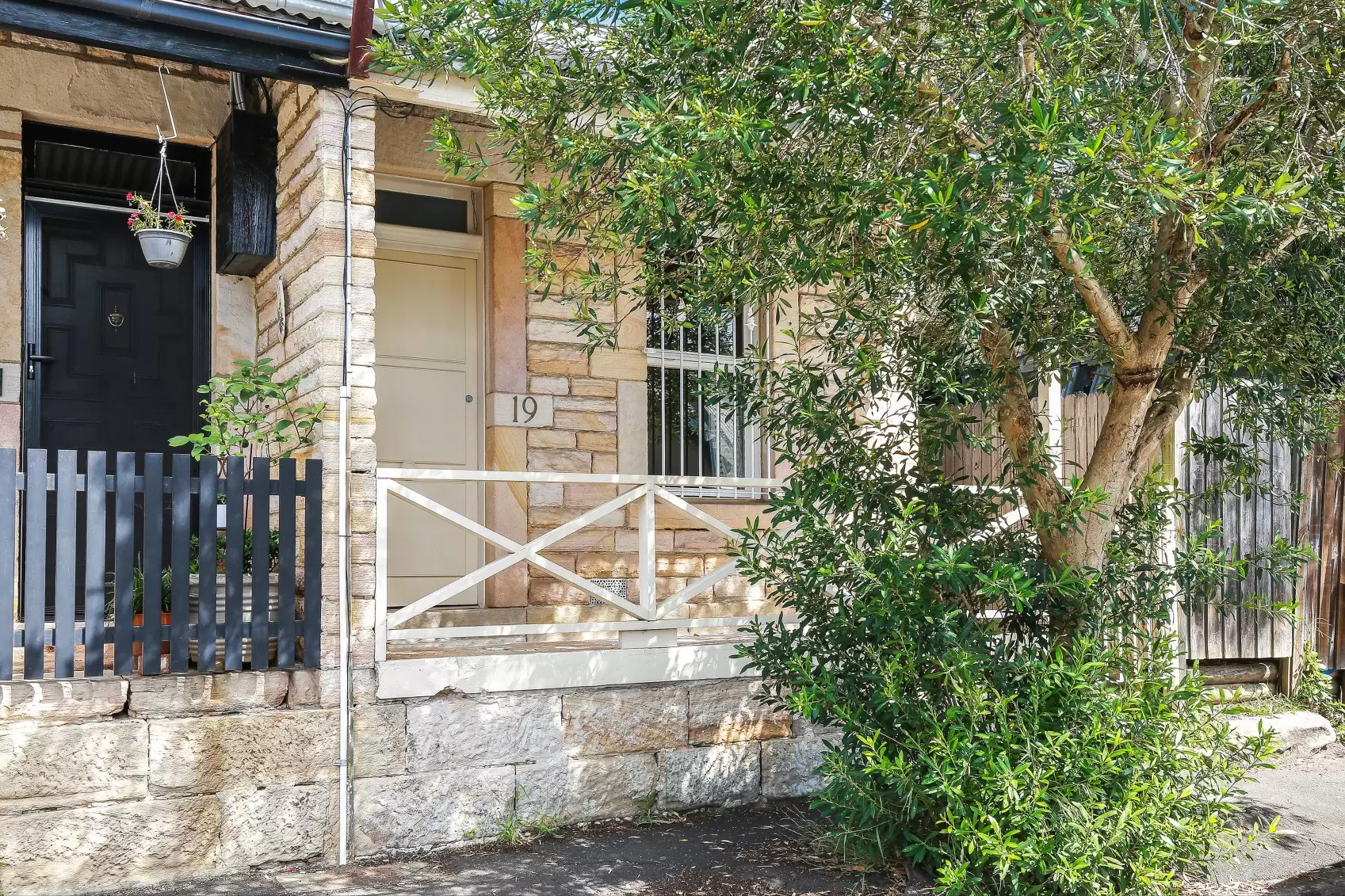 19 Thomas Street, Balmain Leased by Coopers Agency - image 1